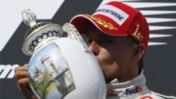 <b>POR SORPRESA.</b> El finlandés de McLaren se encontró la victoria después de que rompiera el coche de Felipe Massa.