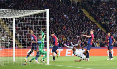 0-2. Córner que lanza Federico Dimarco, toca Francesco Acerbi y Denzel Dumfries empalma de volea para marcar desde el corazón del área.