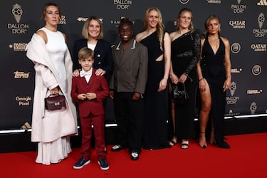 La entrenadora francesa del Chelsea, Sonia Bompastor (segunda por la izquierda), posa con las jugadoras a su llegada antes de la ceremonia de entrega del Balón de Oro 2025.