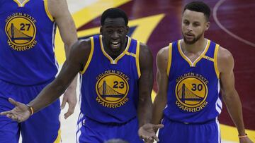 Draymond Green, junto a Stephen Curry, protesta a un árbitro durante el Game 3 disputado en Cleveland.