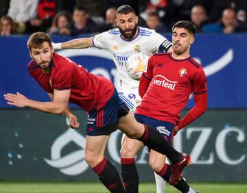 Karim Benzema entre Jon Moncayola y Nacho Vidal.