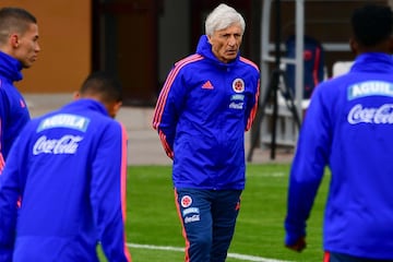 La Selección Colombia realizó su primer entrenamiento abierto al público en el estadio Sviyaga en Rusia, preparando el debut mundialista del 19 de junio ante Japón en Saransk. James y Barrios, los ausentes.