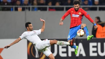 Steaua Bucharest's Romanian midfielder Gabriel Enache (R) vies with Hapoel Beer Sheva's midfielder from Israel Dan Einbinder during the UEFA Europa League group G football match Steaua Bucharest FCSB v Hapoel Beer-Sheva FC in Bucharest, Romania on November 2, 2017. / AFP PHOTO / DANIEL MIHAILESCU