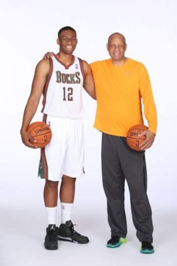 Jabari Parker, de Milwaukee Bucks, posa con su padre Sonny Parker, ex-jugador de la NBA.