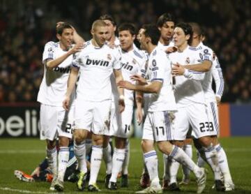 Los jugadores del Madrid corren a festejar el gol de Benzema, pero éste no lo celebra por respeto a su antiguo club.