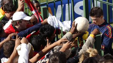 Spain's forward Fernando Torres (R) signs autographs for fans after the end of a soccer training session in Potchefstroom June 13, 2010 . REUTERS/Marcelo del Pozo (SOUTH AFRICA - Tags: SPORT SOCCER WORLD CUP)
SELECCION ESPAÑOLA ESPAÑA