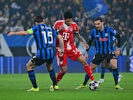 BERGAMO (Italy), 10/03/2026.- Atalanta's Marten De Roon (L), Bayern Munchen's Luis Diaz (C) and Atalanta's Davide Zappacosta in action during the UEFA Champions League round of 16 1st leg soccer match between Atalanta BC and FC Bayern Munchen at the Bergamo Stadium in Bergamo, Italy, 10 March 2026. (Liga de Campeones, Italia) EFE/EPA/MICHELE MARAVIGLIA