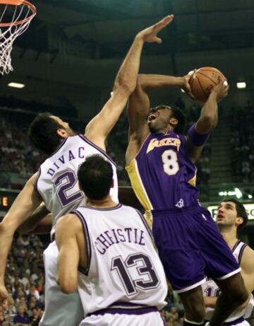 Esta rivalidad entre Los Angeles Lakers y Sacramento Kings se aceler¨® en los primeros a?os del 2000 cuando los duelos en playoffs se describ¨ªan (de forma suave) como intensos por la cercan¨ªa geogr¨¢fica de ambas franquicias y las 'enemistades' entre jugadores: Shaquille O'Neal vs Vlade Divac y Richard Fox vs Doug Christie. Los Lakers derrotaron a los Kings en postemporada tres a?os seguidos (2000 a 2002), incluso en la final del Oeste 2002 con uno de los partidos m¨¢s controvertidos que se recuerdan: 3-2 a favor de Sacramento y con una ventaja en el ¨²ltimo cuarto del sexto partido, pero varios arbitrajes dudosos acabaron con 27 tiros libres para los angelinos y victoria.