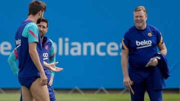 Koeman, con Piqué y Messi en el entrenamiento.