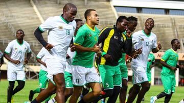 Jugadores de Zimbabue preparan la Copa de África.