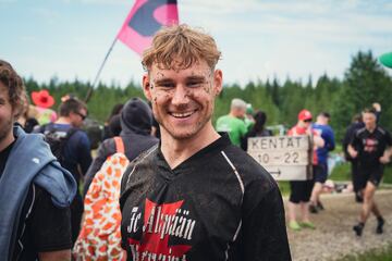 Cualquier superficie es buena para jugar un partido de fútbol. Incluso un campo embarrado como el que aparece en la imagen. Corresponde a la Copa Mundial de fútbol de pantano, que ha tenido lugar en Hyrynsalmi, Finlandia. Los equipos los forman cinco jugadores de campo y un portero que se enfrentan durante dos tiempos de diez minutos cada uno.