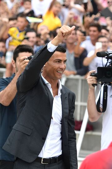 Cristiano Ronaldo llegando a Turn para pasar el reconocimiento mdico con su nuevo equipo. 