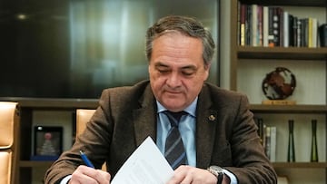 Jokin Aperribay firma la renovación de Kubo.