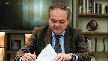 Jokin Aperribay firma la renovación de Kubo.