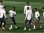 Camavinga, Bellingham, Alaba (de espaldas), Vinicius y Rodrygo, en un entrenamiento con el Madrid.