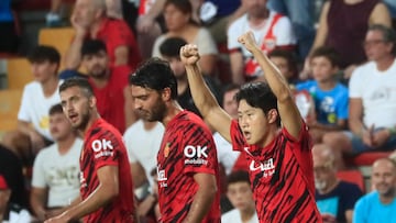 MADRID, 27/08/2022.- El delantero coreano del Mallorca Kang-In Lee (d) celebra su gol, el segundo gol de su equipo ante el Rayo Vallecano, durante el partido de la tercera jornada de LaLiga que se disputa este sábado en el estadio de Vallecas, en Madrid. EFE/Fernando Alvarado