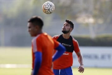 El jugador de Universidad de Chile Alejandro Contreras domina el balon durante la practica matutina en el CDA de Santiago, Chile.