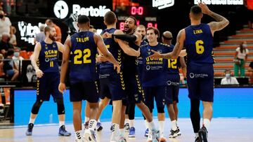 Los jugadores del UCAM Murcia celebran la victoria en La Fonteta.
