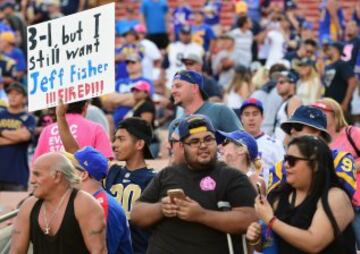 Seguimos en Los Angeles para ver al mítico Hulk Hogan entre el respetable viendo el partido (abajo a la izquierda, debajo de la pancarta pidiendo razonablemente el despido de Jeff Fisher).