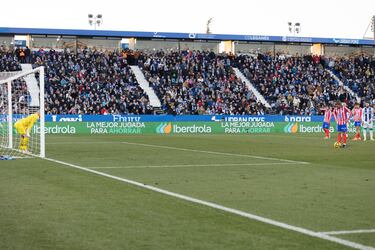 El jugador del Atlético de Madrid, Griezmann se dispone a realizar el lanzamiento desde el punto de penalti. 