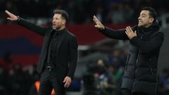 Atletico Madrid's Argentinian coach Diego Simeone (L) and Barcelona's Spanish coach Xavi gesture during the Spanish league football match between FC Barcelona and Club Atletico de Madrid at the Estadi Olimpic Lluis Companys in Barcelona on December 3, 2023. (Photo by LLUIS GENE / AFP)