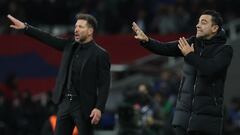 Simeone y Xavi dan indicaciones durante el Barça-Atlético.