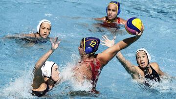 Paula Leit&oacute;n durante un partido del Mundial de waterpolo disputado en Budapest.