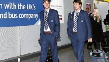 <b>EN LA CUNA DEL FÚTBOL. </b>La expedidicón del Getafe llegó ayer a Londres, encabezada por el capitán Belenguer y con Manu del Moral a su derecha. Hoy llegará el grueso de la afición de un total de 300 seguidores.