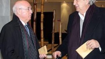 <b>CON GANAS. </b>Serra Ferrer y el presidente bermellón, Jaume Cladera, ayer a su llegada a Málaga.