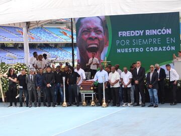 Cientos de seguidores de Freddy Rincón acudieron al Pascual Guerrero para despedir y homenajear al Coloso de Buenaventura.