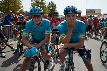 Los ciclistas esperan para empezar tercera etapa de la Vuelta.