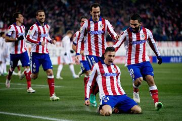 
En abril de 2013, el Atleti confirmó el fichaje de Giménez (Toledo, Uruguay, 1995), un defensa de apenas 18 años y un puñado de partidos en la liga uruguaya por quien pagaba 1 millón de euros. En su primer curso en el equipo rojiblanco solo jugó dos partidos, uno de Liga y uno de Copa. Es uno de los jugadores más importantes del Atlético y de Uruguay en la última década y solo las lesiones le han impedido ser aún más histórico. Lleva 328 partidos como rojiblanco.
