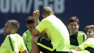 La plantilla del Barça descansa en un momento de la sesión preparatoria de ayer que se realizó a puertas abiertas.