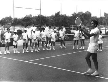 Los triunfos de Manolo Santana, lograron popularizar el tenis, que hasta los años 60 era un gran desconocido y un deporte elitista