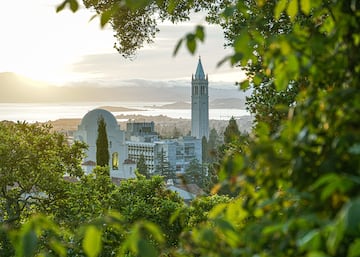 Universidad pública estadounidense con sede en Berkeley, California.  Fue fundada en 1868 al unirse el Colegio de California y el Colegio de Agricultura, Minas y Mecánica en Oakland. Entre sus docentes y alumnos hay 107 Premios Nobel, 9 Premios Wolf, 14 Medallas Fields, 25 Premios Turing...