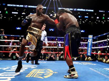 El boxeador estadounidense retuvo el título mundial de los pesados del Consejo Mundial en el primer asalto a los 2 minutos 59 segundos dejando KO al haitiano-canadiense.