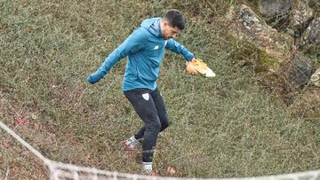 Yuri Berchiche baja por la ladera de Lezama.