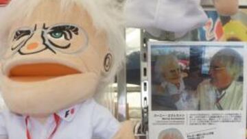 <b>CON HUMOR. </b>El muñeco y la foto con el propio Ecclestone.