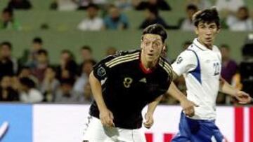 <b>EL ALMA DEL EQUIPO. </b>Özil marcó el primero de Alemania y el dio el pase de gol a Gómez en el segundo.