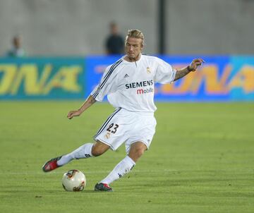 El 24 de agosto de 2003, David Beckham hizo su debut oficial con el Real Madrid en la Supercopa de España frente al Mallorca, en el Estadio Son Moix. El inglés, que llegó procedente del Manchester United por 35 millones de euros, jugó como mediocampista derecho, su posición habitual. En su primera aparición, Beckham no solo se mostró sólido en su juego, sino que también contribuyó al triunfo por 3-0 con un gol, sellando así su estreno en el fútbol español con una actuación que presagiaba una etapa llena de éxitos y glamour en el equipo blanco.