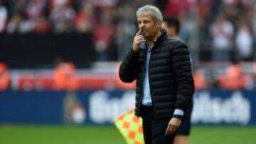 Favre, técnico del Gladbach, renunció.