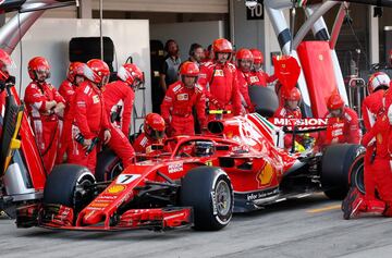 Kimi Raikkonen realizando la parada en boxes. 