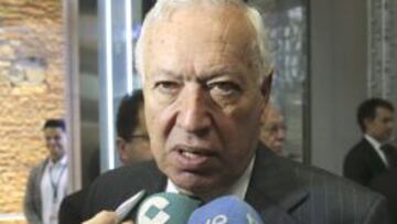 El Ministro de Asuntos Exteriores y de Cooperaci&oacute;n, Jos&eacute; Manuel Garc&iacute;a-Margallo, contesta a los periodistas a su llegada al Auditorio del Espacio de Telef&oacute;nica.