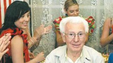 <b>EL PINTOR. </b>'El Perlo', pintor oficial de la portada, negó que fuera el autor del escudo del Betis.