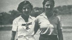 Eulalia Santos y Margot Moles posan en una foto dedicada para la revista As.