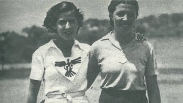 Eulalia Santos y Margot Moles posan en una foto dedicada para la revista As.