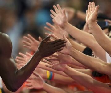 Usain Bolt choca las manos de los aficionados tras ganar la final de los 200 metros en el Mundial de Pekín 2015.