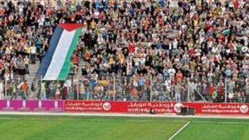 <b>REZOS. </b>Los palestinos rezan en el estadio de Ar-Ram, junto a Jerusalén, antes del partido con Jordania.