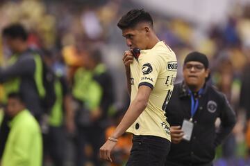 Con un beso al escudo de las Águilas, Alvarez se despidió de la cancha que lo vio nacer como futbolista profesional