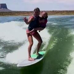 Critican a Lindsay Arnold por surfear con su hija de 2 años